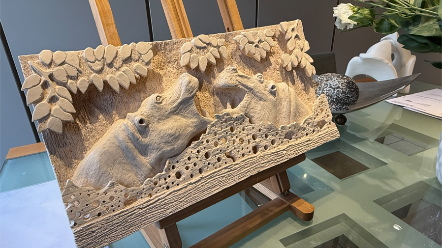 Sculpture d’Eric Picard, série Haut-relief en Afrique — 1